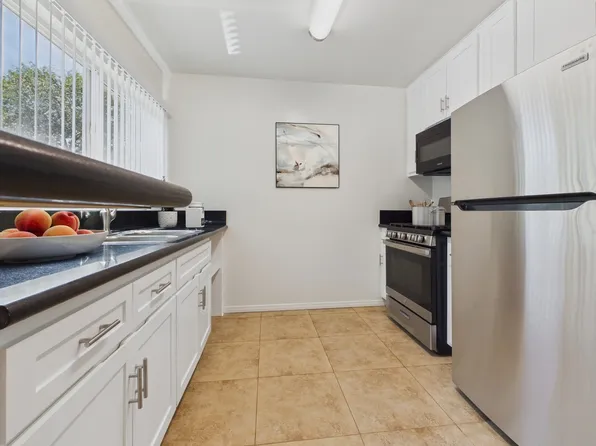 13060 Burbank Blvd. Apartments, 13060 Burbank Blvd #15, Van Nuys, CA 91401