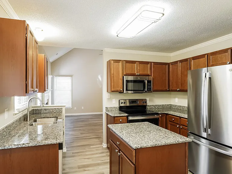 1011 Laurens Way — Photo 9