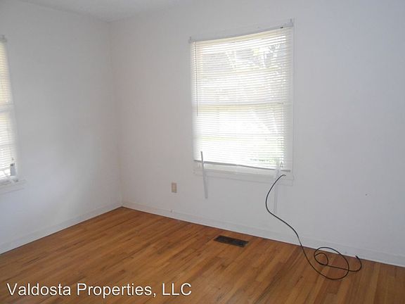 4th image of 2303 University Dr