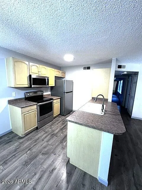 2 bed, 1.0 bath, 891 sqft, $1,300 — Photo 4