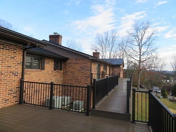 3rd image of 115 Hawthorn Ln