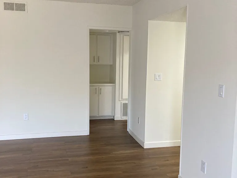 10500 Moorpark St #12 — Photo 8