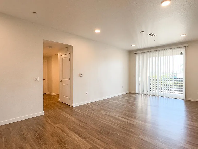 La Perla Apartments — Photo 16