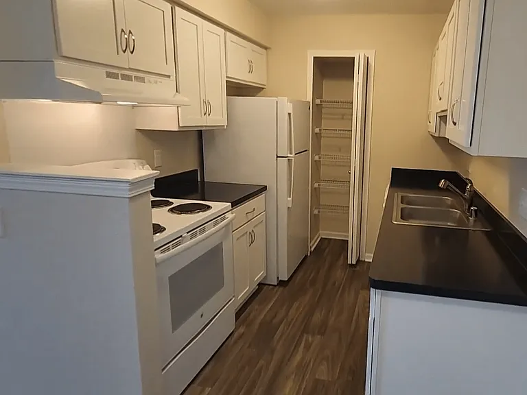 Three Oaks Apartments — Photo 38