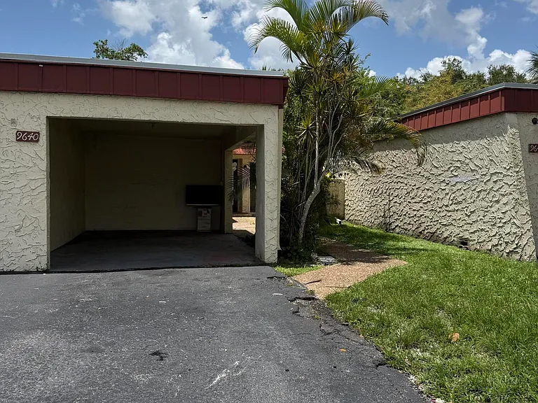 9640 NW 65th St #D10 — Photo 26