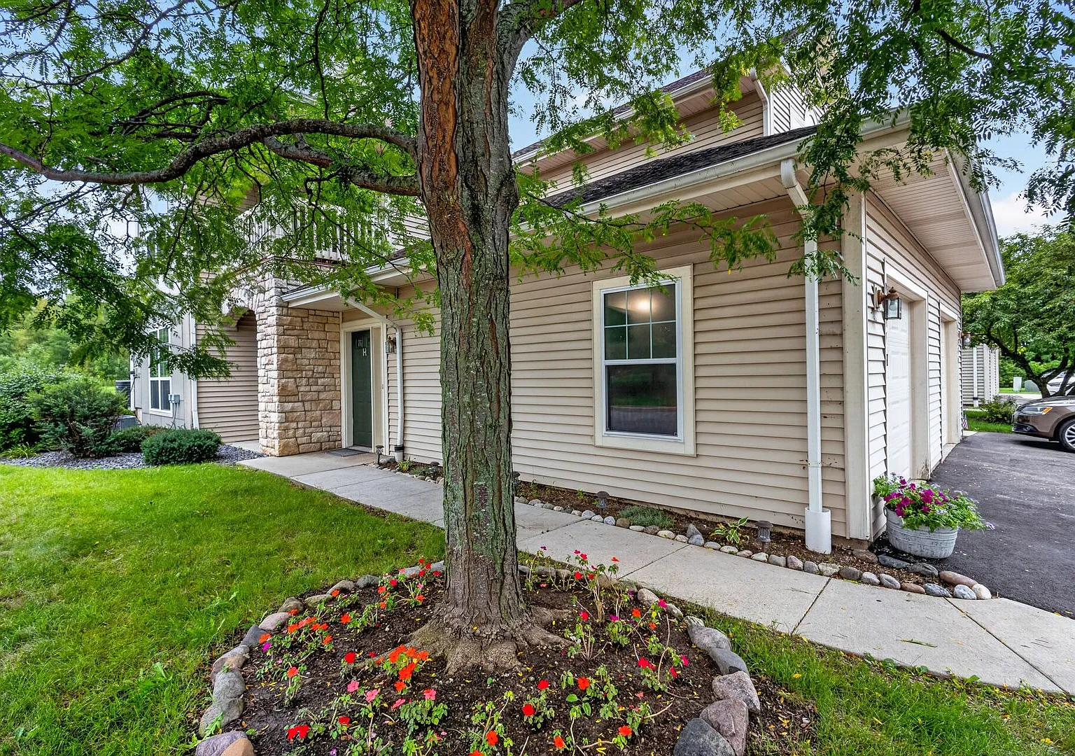 Spacious 3-Bedroom, 2-Bath Upper Condo with Pool Access & 3 Parking Spaces — Photo 2