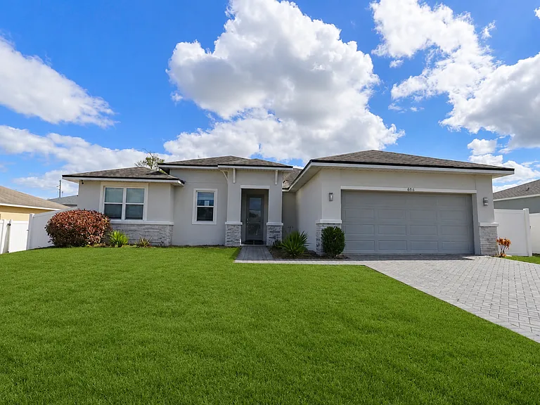 880 Colville Dr — Photo 1
