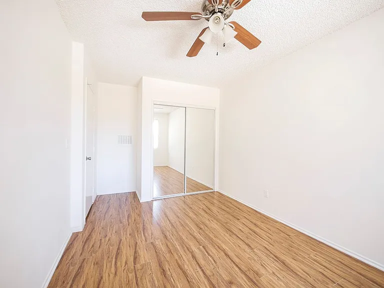 15925 Victory Blvd — Photo 35