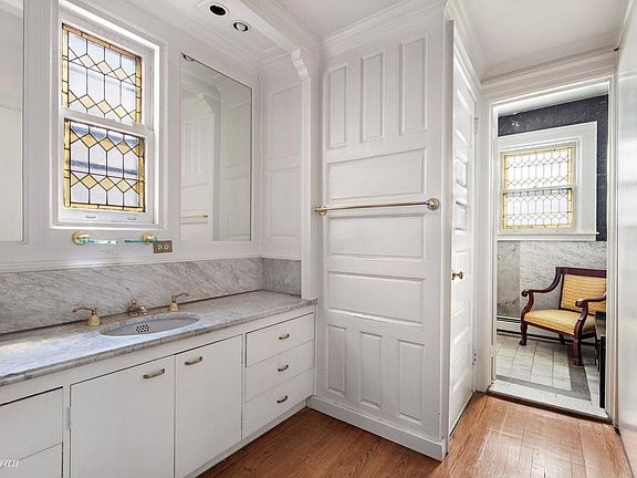 5th image of 331 W 71st St