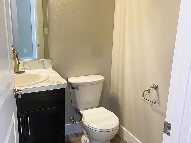 240 NE College Ave — Photo 7