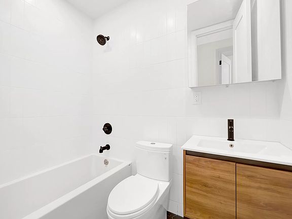 4th image of 15 E 31st St