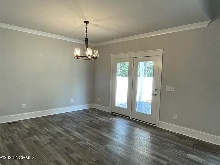 1267 Linden Rd — Photo 4
