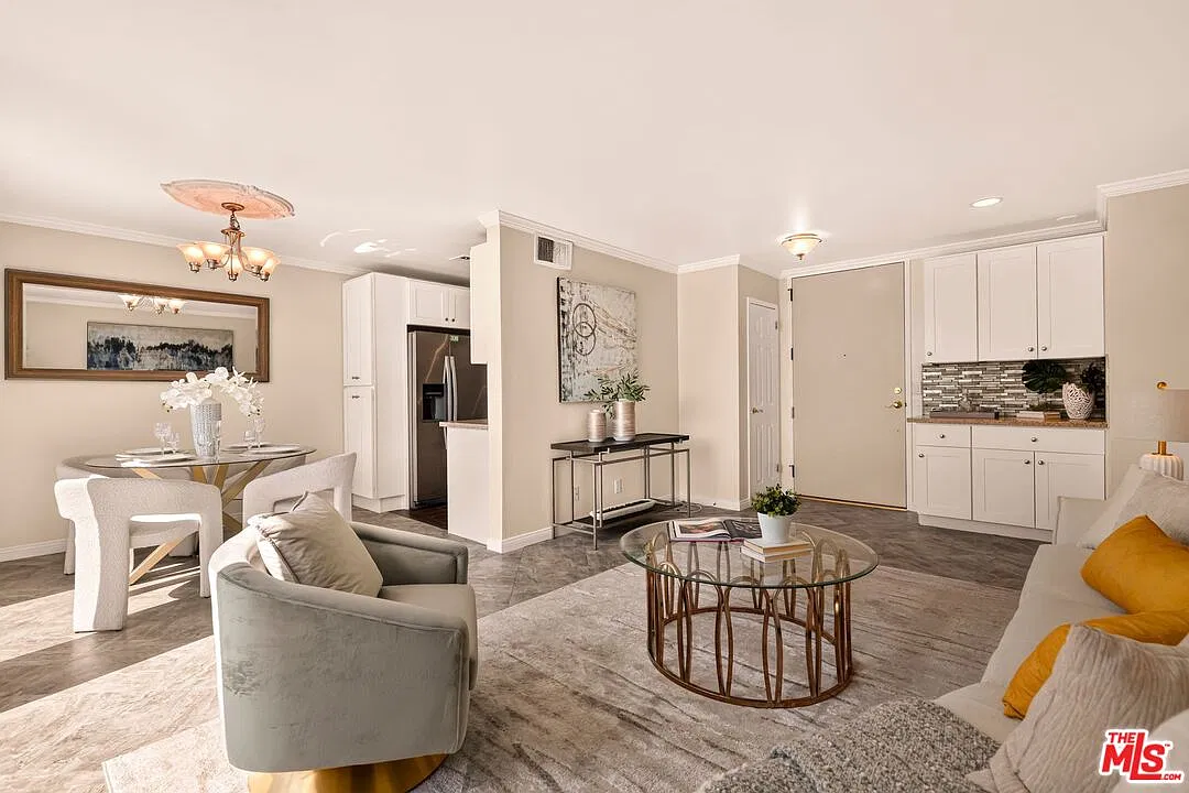1 bed, 1.0 bath, 719 sqft, $3,800 — Photo 3