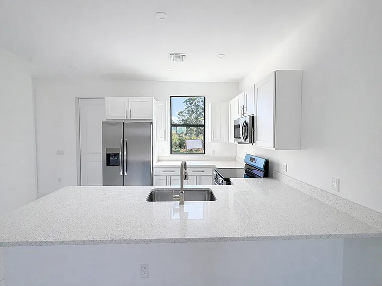 828 Holmes Ave — Photo 2