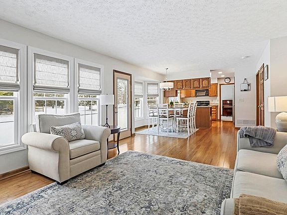 5th image of 978 Paisley Pl
