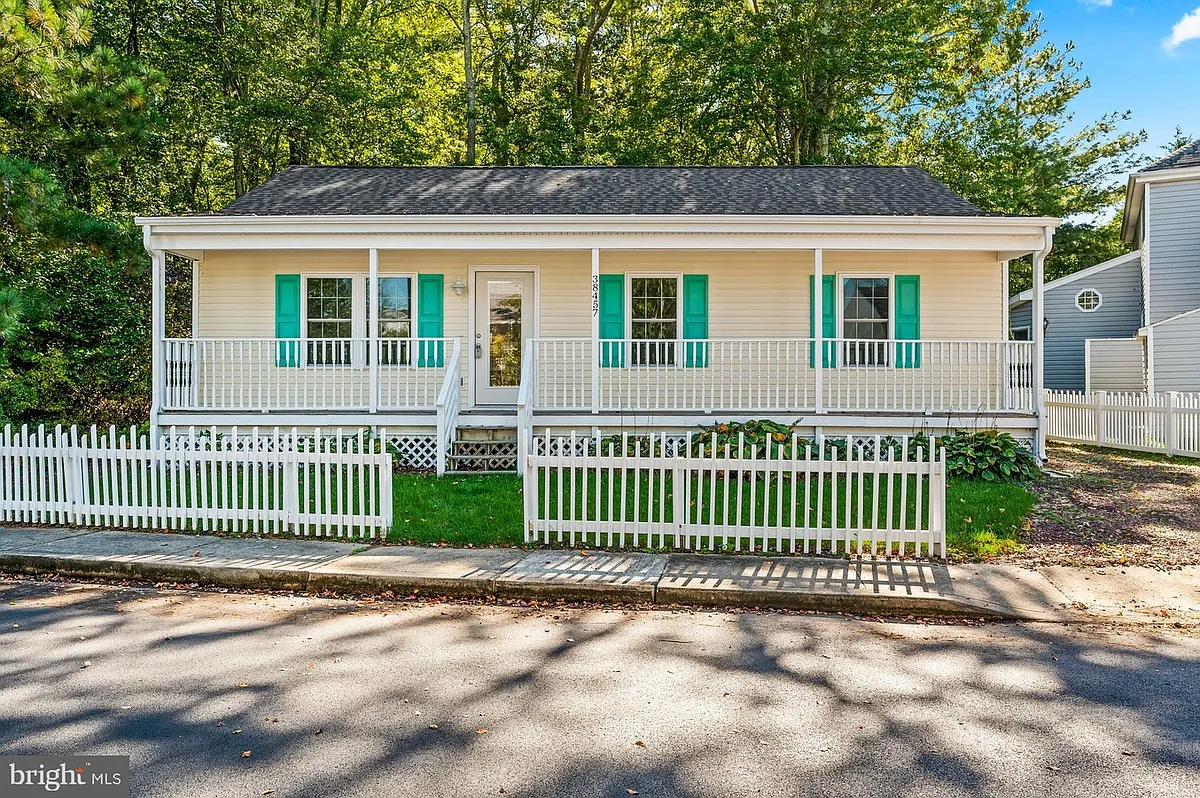 Building Photo - 38457 S Hampton Dr