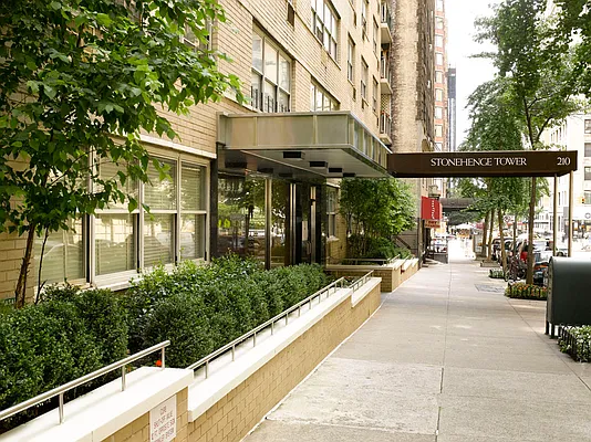 Rented by Stonehenge NYC LLC | media 30