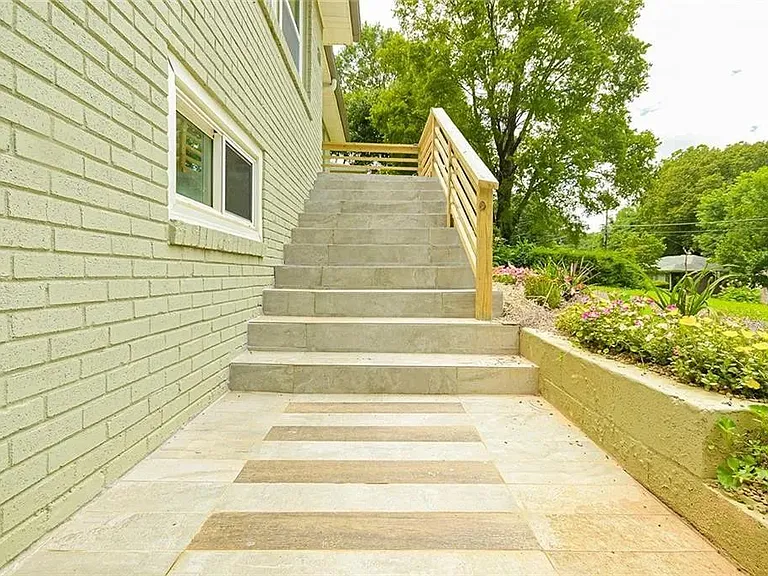 220 Napoleon Dr SW — Photo 17