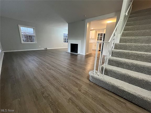 5th image of 2485 Newbury Dr