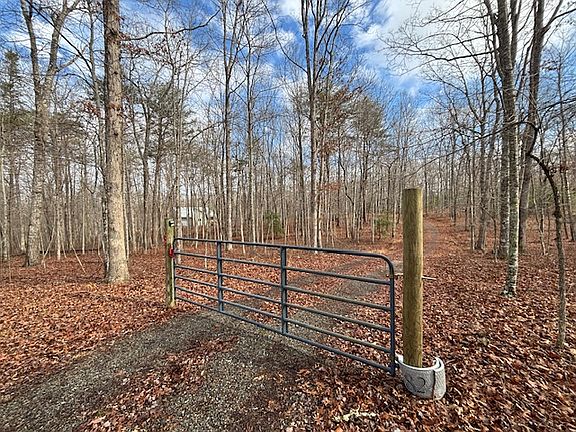 3rd image of 82 Shady Hollow Ln