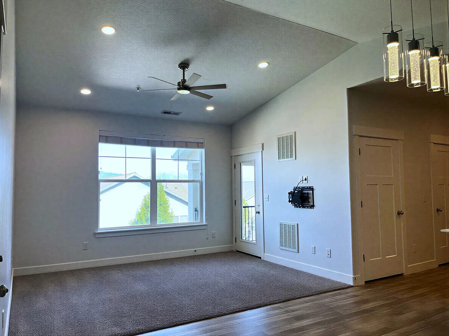 3 bed, 1272 sqft, $2,175 — Photo 4