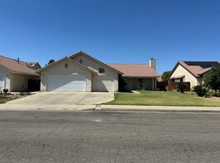 265 E Ramblewood Dr, Dinuba, CA 93618