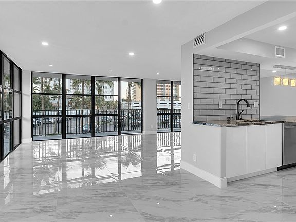 5th image of 1000 Parkview Drive #210