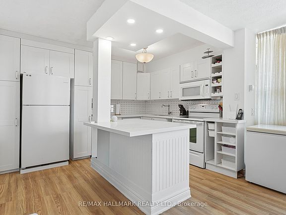 4th image of 180 Markham Rd #503