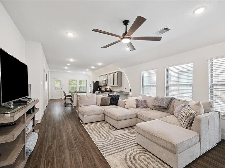 1600 Portia Ln — Photo 3