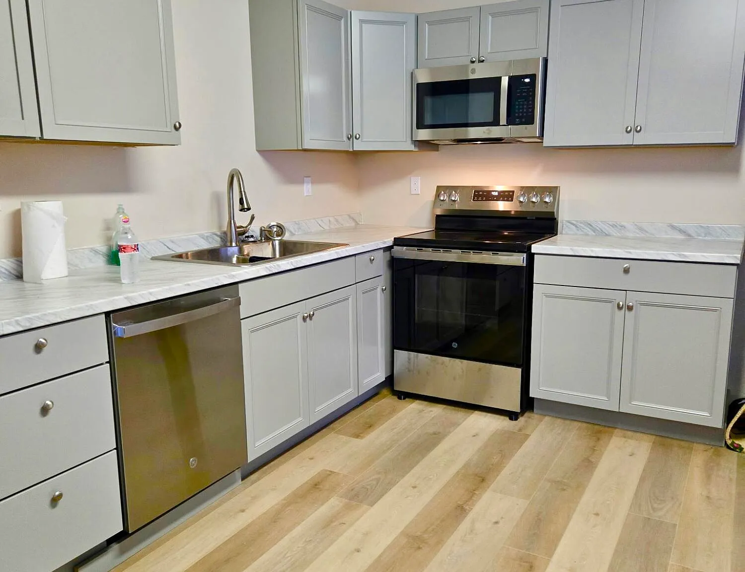 5 bed, 2.5 bath, 2078 sqft, $2,000 — Photo 2