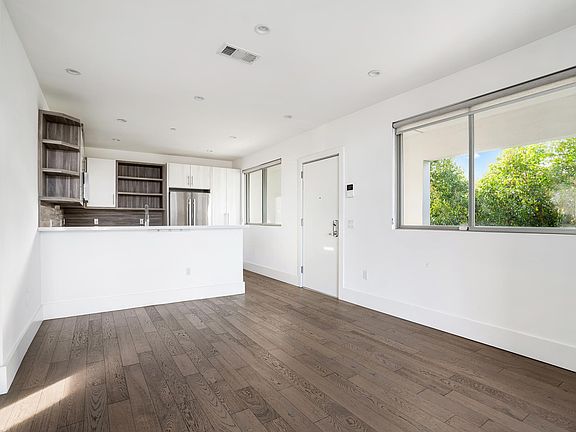 5th image of 11611 Moorpark St #6
