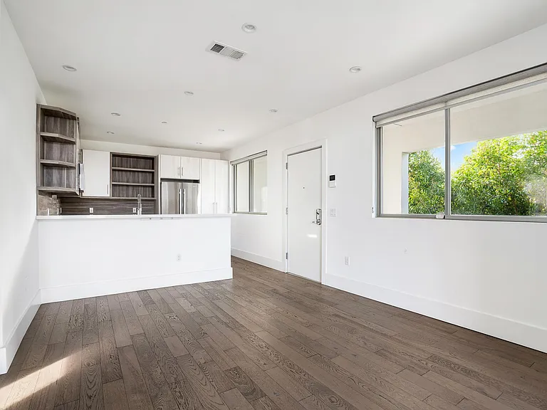 11611 Moorpark St #6 — Photo 5