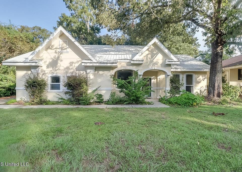 1st image of 77113 Golf Club Dr