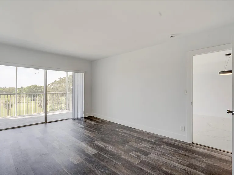 3050 N Palm Aire Dr #505 — Photo 32