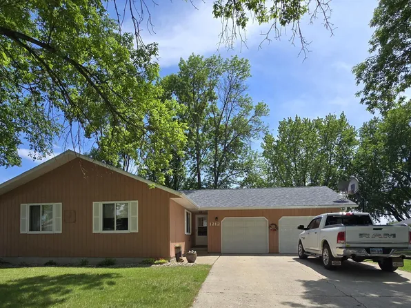 1212 7th Ave NE, Watertown, SD 57201