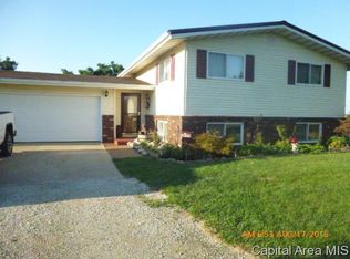 2076 New Lake Rd, Jacksonville, IL 62650
