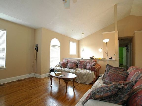 Spacious living room w/Fireplace.