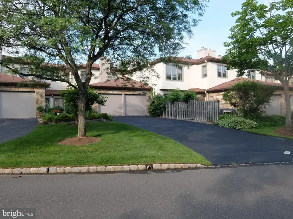 27 Woodmont Dr, Lawrence Township, NJ 08648