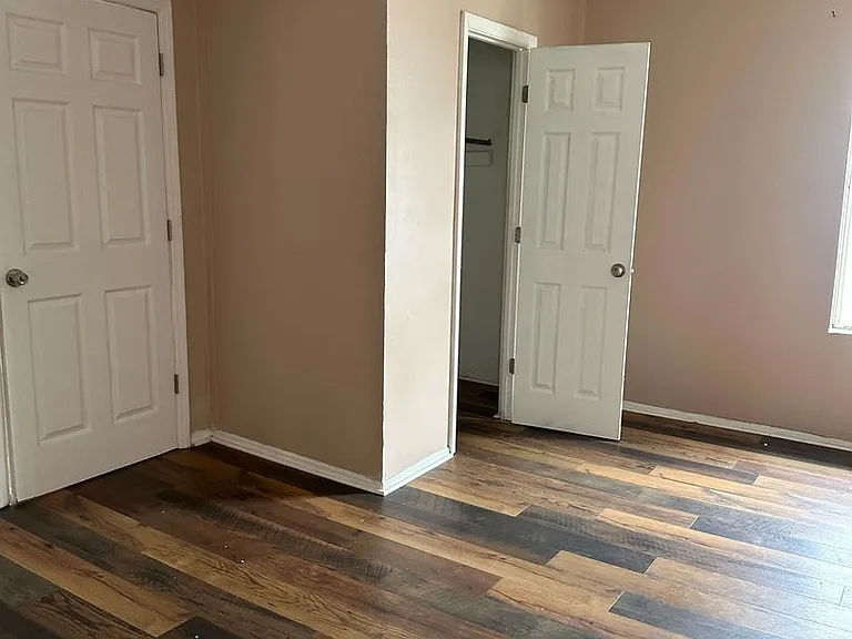 1304 Avenue G — Photo 14