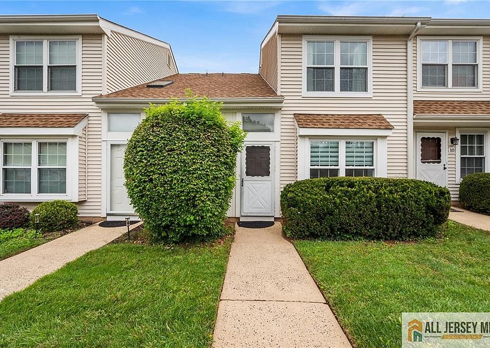 1st image of 11 Canterbury Cir