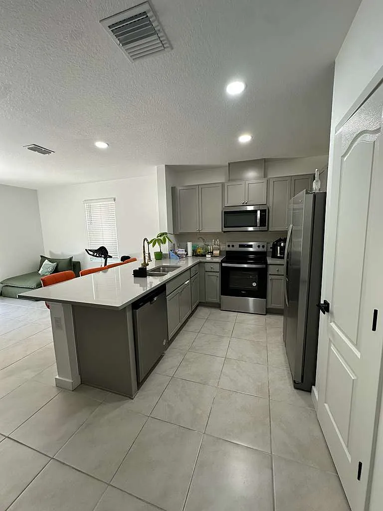 3 bed, 1872 sqft, $2,000 — Photo 1