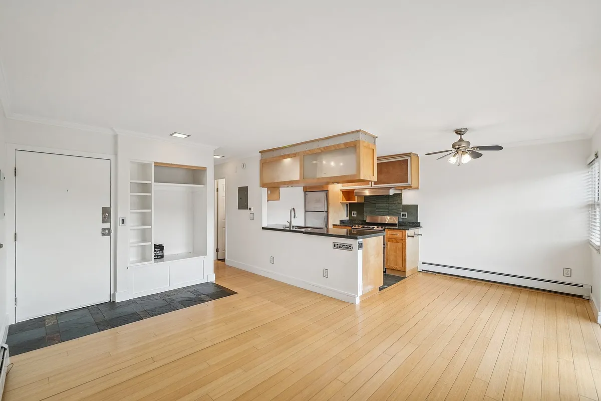 Building Photo - 3050 Corona Trl #305