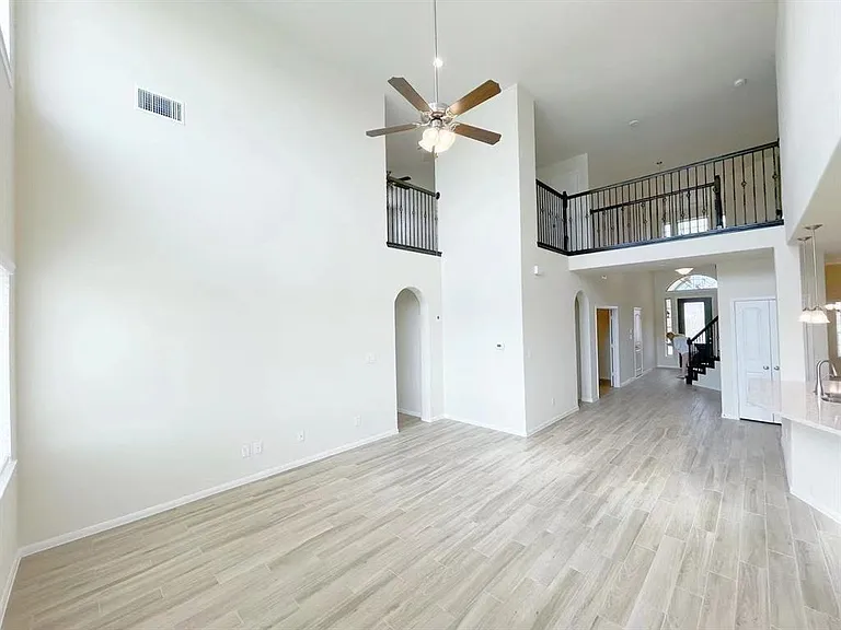 4403 Silvergrass Ln — Photo 10
