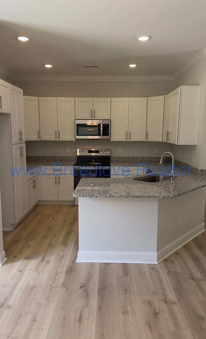 3 bed, 2.0 bath, 1370 sqft, $2,100 — Photo 4