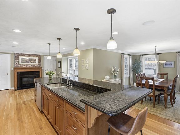 3rd image of 16 Heywood Rd