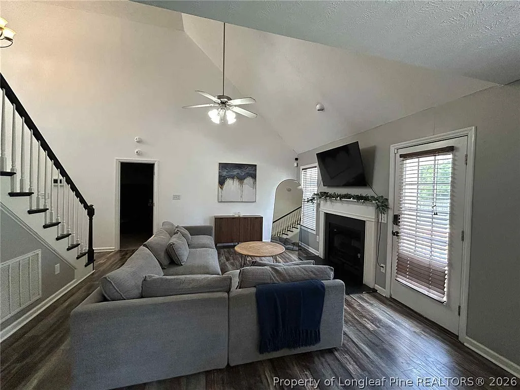4 bed, 2.5 bath, 2084 sqft, $2,000 — Photo 3