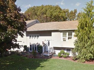 41 Cross Bow Ln, West Warwick, RI 02893