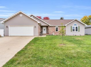 1006 N Possum Trl, Villa Grove, IL 61956