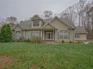122 Glenn Oaks Ln, Mount Holly, NC 28120