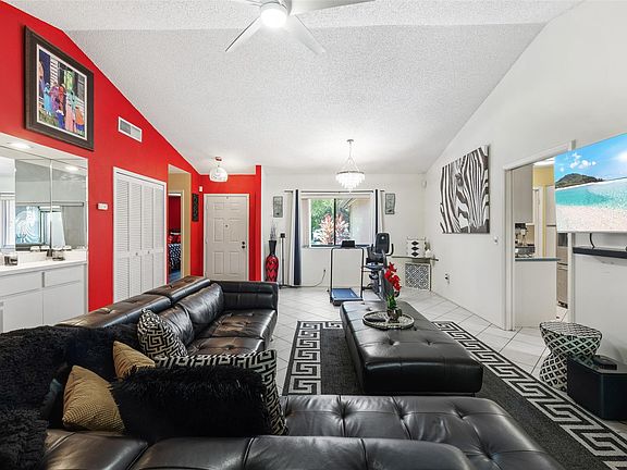 3rd image of 121 Ramblewood Circle